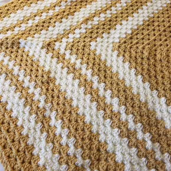 Vintage Triangle Crocheted Gold and White Throw - Picture 4 of 7